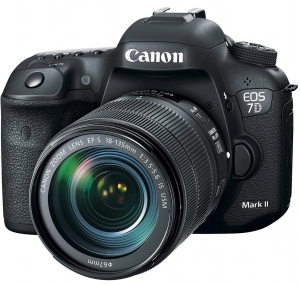 Canon EOS 7D Mark II kit EF-S 18-135 is mm